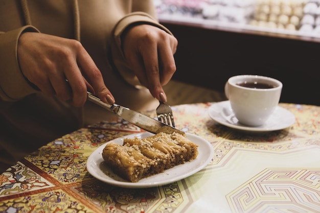 Baklava de sobremesa turca tradicional com nozes de caju Baklava caseiro com nozes e mel