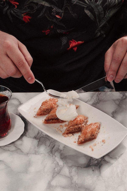 Baklava de sobremesa turca tradicional com nozes de caju Baklava caseiro com nozes e mel