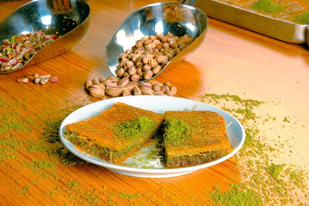 Baklava de sobremesa turca tradicional com nozes de caju Baklava caseiro com nozes e mel