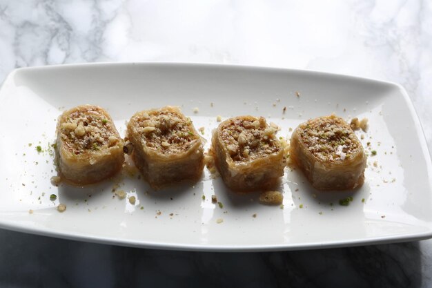 Baklava de sobremesa turca tradicional com nozes de caju Baklava caseiro com nozes e mel