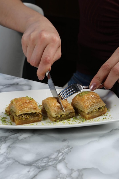 Baklava de sobremesa turca tradicional com nozes de caju baklava caseiro com nozes e mel