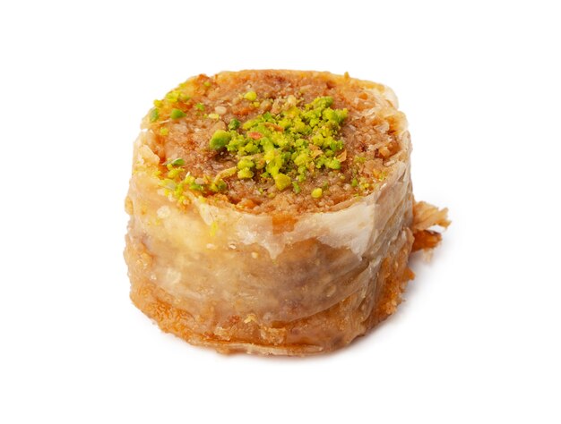 Baklava doce delicioso isolado no fundo branco