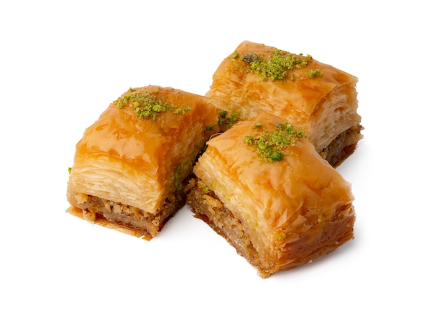 Baklava doce delicioso isolado no fundo branco