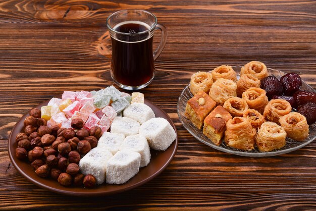 Baklava doce e nozes no prato com café manjar turco