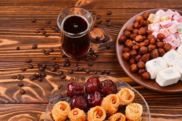 Baklava doce e nozes no prato com café manjar turco