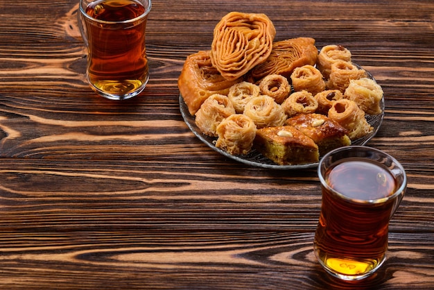 Baklava doce turca no prato com chá turco