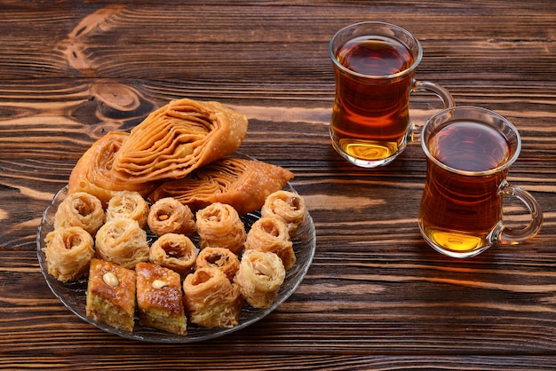 Baklava doce turco no prato com chá turco.