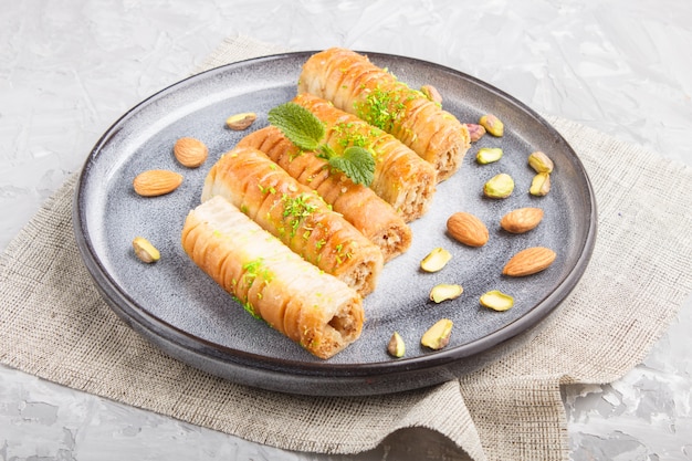 Baklava, doces árabes tradicionais no fim cerâmico cinzento da placa acima.