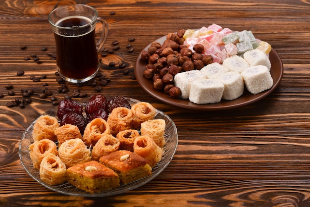 Baklava dulce en plato con café