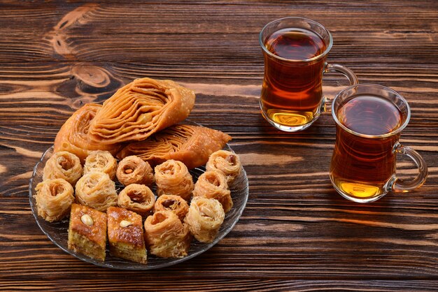 Baklava dulce turco en plato con té turco.