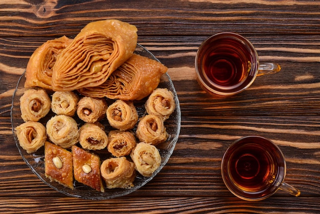 Baklava dulce turco en plato con té turco