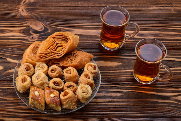 Baklava dulce turco en plato con té turco.