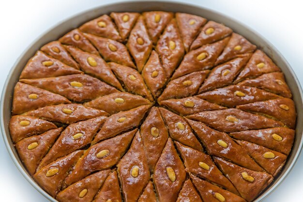 Baklava isolar em fundo branco. foco seletivo.