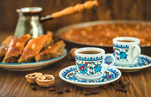 Baklava en la mesa y café turco. Enfoque selectivo.