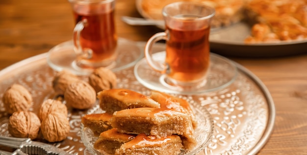 Baklava mit Nüssen auf Holz