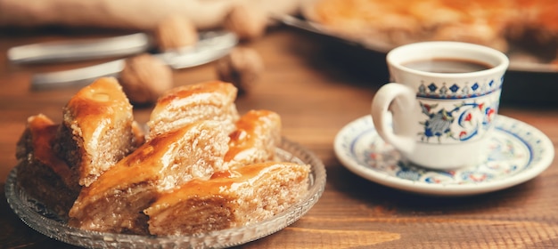 Baklava mit Nüssen auf Holz