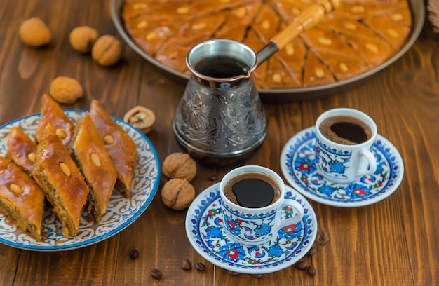 Baklava na mesa e café turco. Foco seletivo.