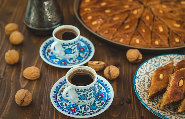 Baklava na mesa e café turco. Foco seletivo.