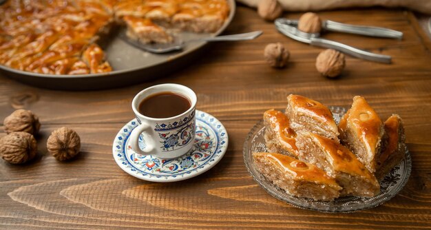 Baklava con nueces sobre un fondo de madera Enfoque selectivo