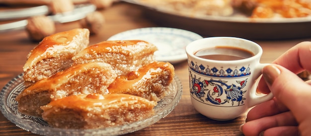 Baklava con nueces sobre madera