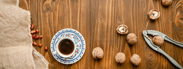 Baklava con nueces sobre madera