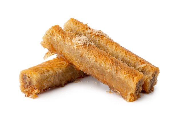 Baklava de pastelería dulce turca aislado sobre fondo blanco.