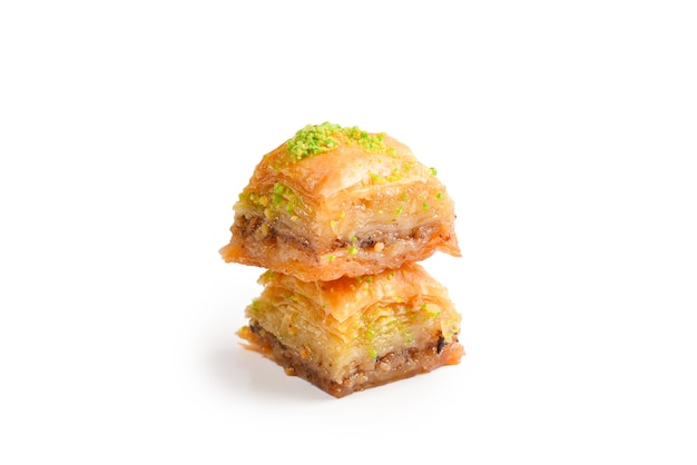 Baklava de pistacho aislado en blanco