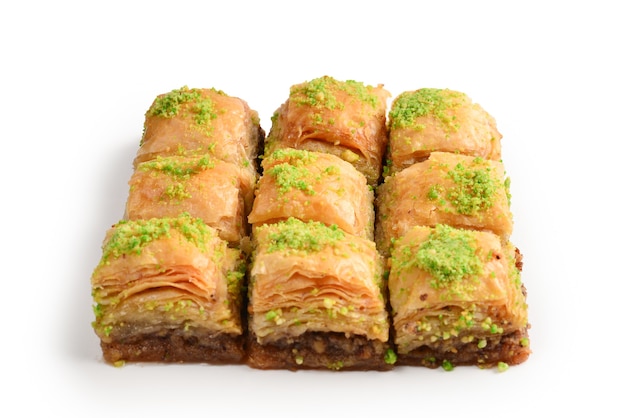 Baklava de pistacho sobre un fondo blanco. Postre.