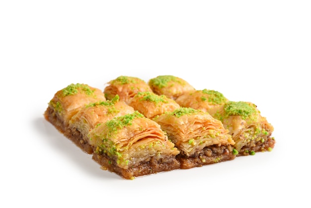 Baklava de pistacho sobre un fondo blanco. Postre.