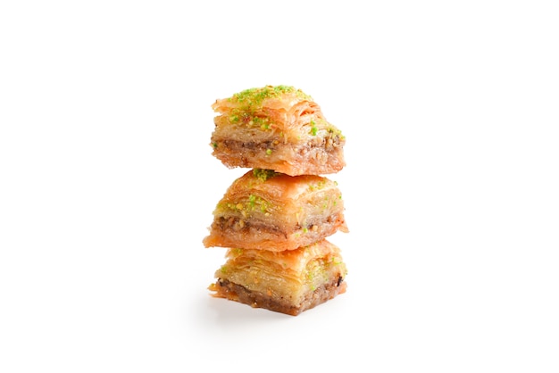 Baklava de pistacho sobre un fondo blanco.