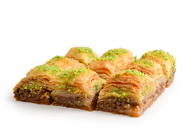 Baklava de pistacho sobre un postre de fondo blanco