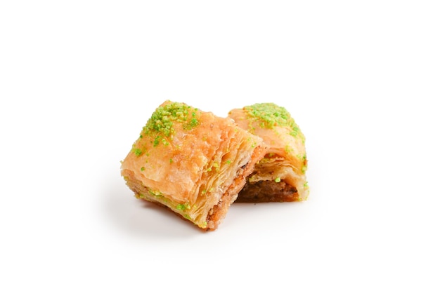 Baklava de pistacho sobre un postre de fondo blanco