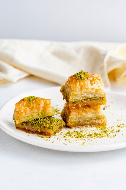 Baklava Pistazien auf weißem Hintergrund Nahaufnahme Baklava