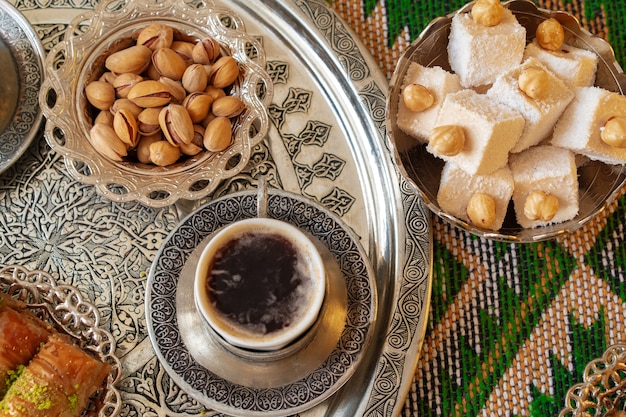 Baklava de postre árabe tradicional con una taza de café turco