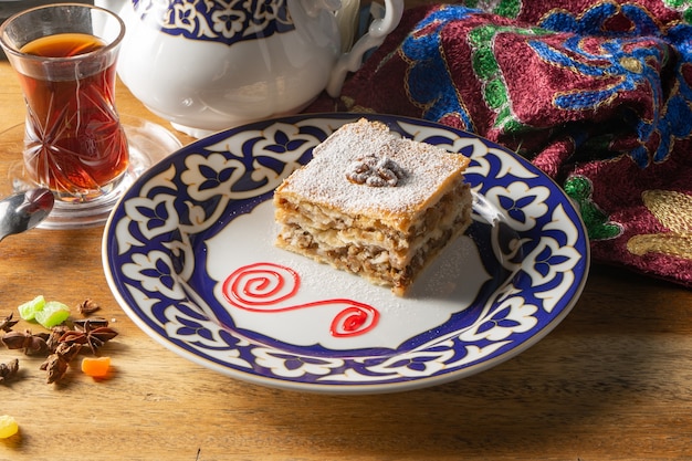 Baklava. Postre de masa de hojaldre con crema proteica, nueces, miel y pasas.