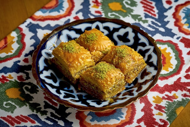 Baklava-Schichtteig-Dessert aus Filoteig, gefüllt mit gehackten Nüssen auf Teller serviert