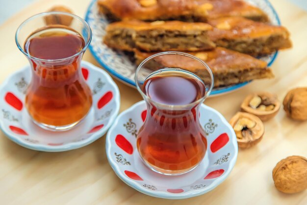 Baklava sobre la mesa y té en vasos turcos. Enfoque selectivo.