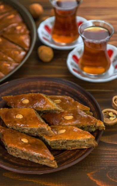 Baklava sobre la mesa y té en vasos turcos. Enfoque selectivo.