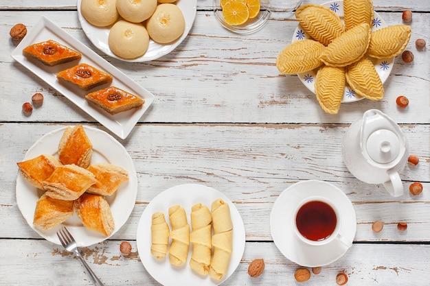 Baklava tradicional dos biscoitos de novruz do feriado do azerbaijão na placa branca no fundo branco com nozes e shakarbura