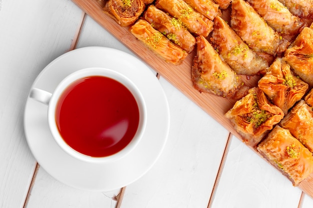 Baklava tradicional en mesa de madera