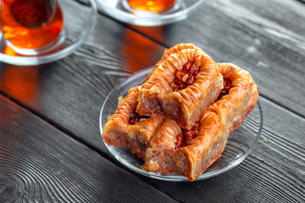 Baklava tradicional en mesa de madera