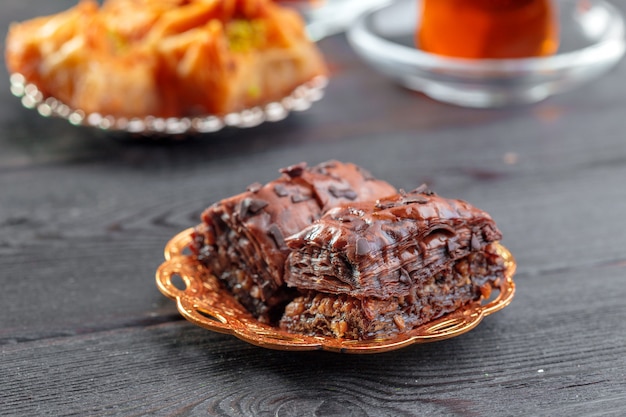 Baklava tradicional en mesa de madera