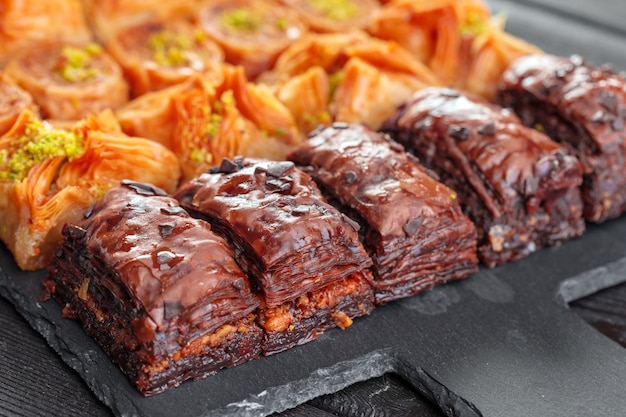 Baklava tradicional en mesa de madera