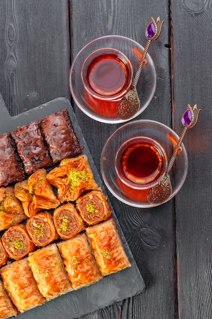 Baklava tradicional en mesa de madera