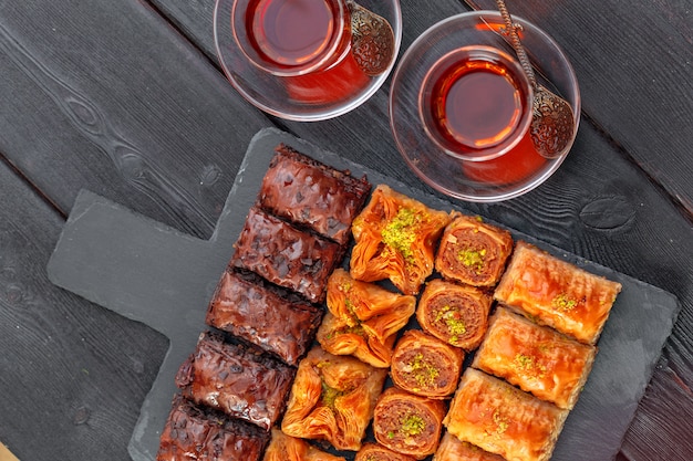 Baklava tradicional en mesa de madera