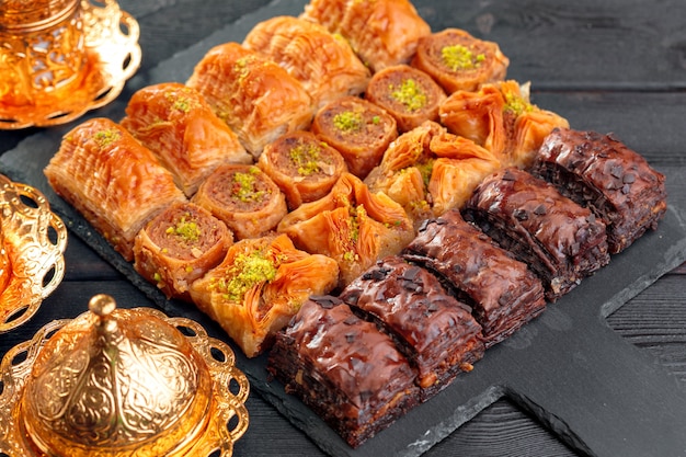 Baklava tradicional en mesa de madera