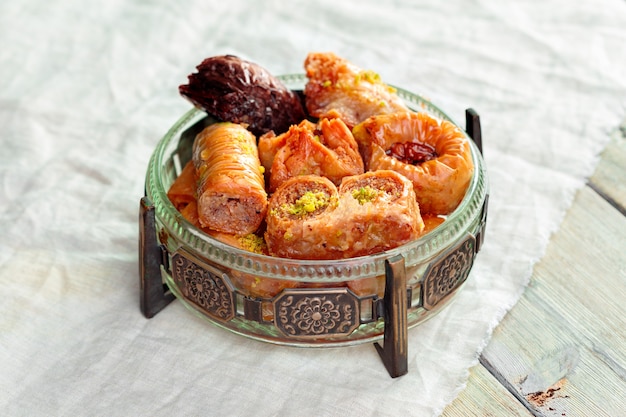 Baklava tradicional en mesa de madera