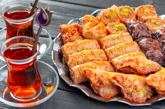 Baklava tradicional en mesa de madera