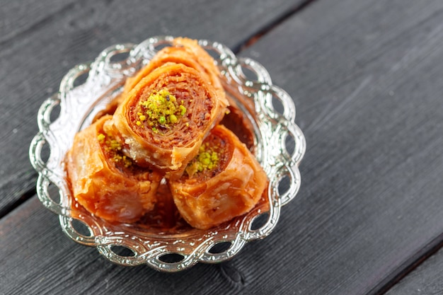 Baklava tradicional en mesa de madera