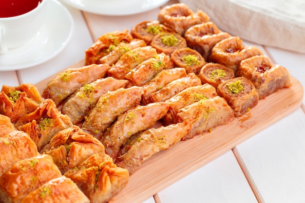 Baklava tradicional en mesa de madera